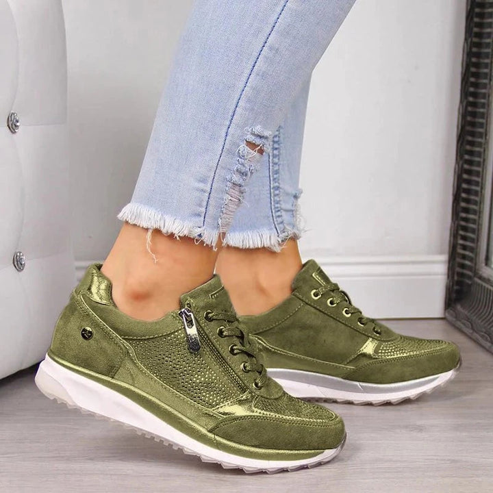 Sneakers donna con zeppa alta, design raffinato, strass e pratica cerniera laterale. Moda donna.