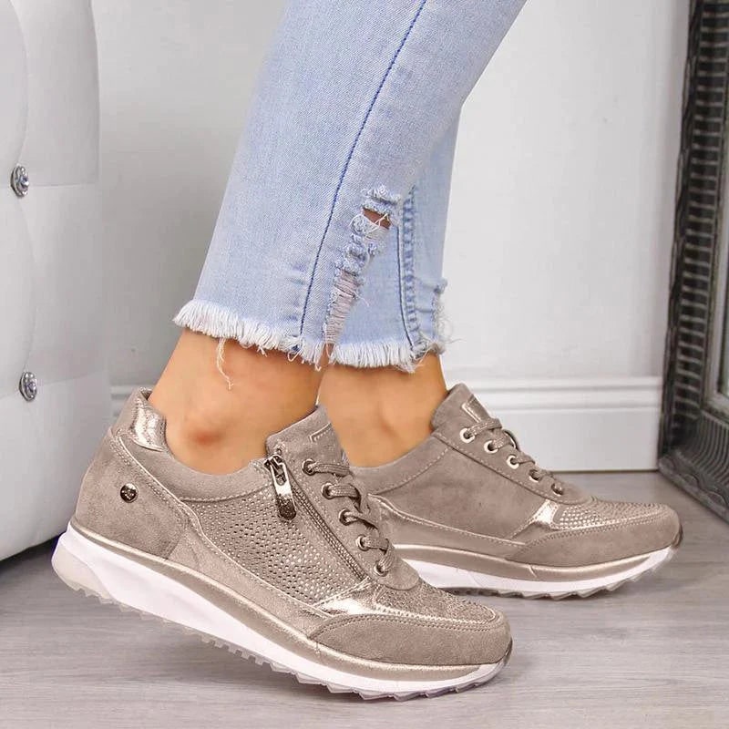 Sneakers moda donna con piattaforma, strass scintillanti e cerniera. Calzature casual ed eleganti.