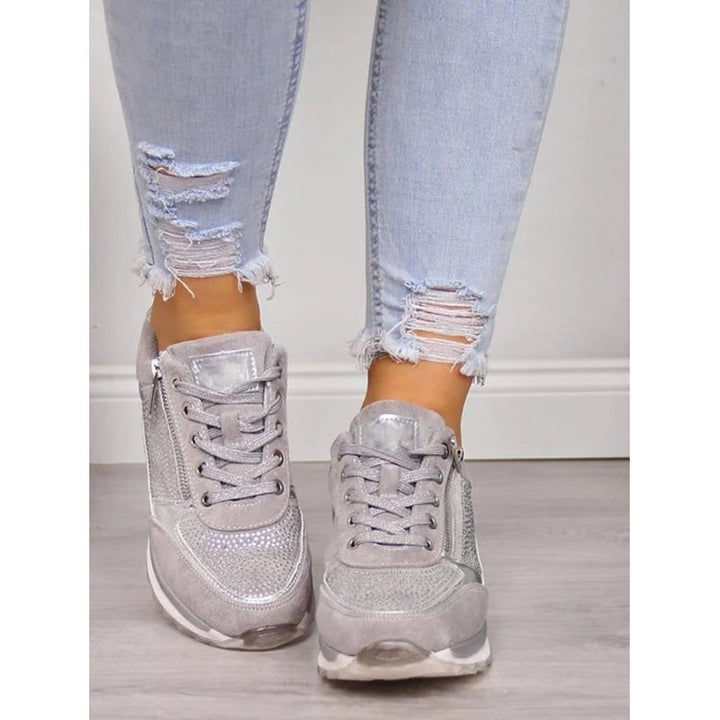 Sneakers donna verdi con zeppa, dettagli strass e cerniera laterale. Perfette per un look casual-chic.