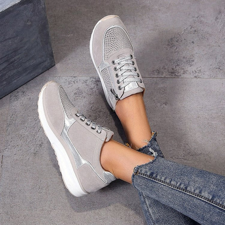 Sneakers donna kaki con zeppa, strass decorativi e cerniera. Aggiungi un tocco brillante al tuo outfit.