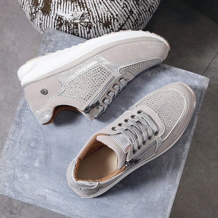 Sneakers donna eleganti con piattaforma e strass, dotate di cerniera per comfort. Scarpe alla moda.