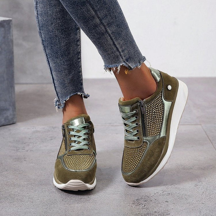 Sneakers donna con zeppa interna, design brillante con strass e cerniera laterale. Ideali per la moda.