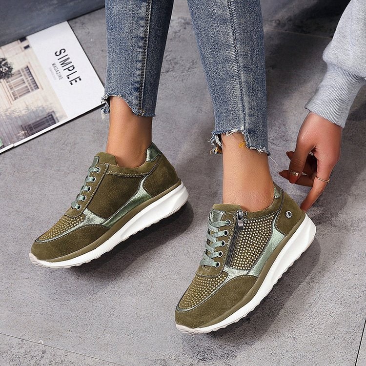 Calzature donna con zeppa, strass e cerniera laterale. Queste sneakers brillanti offrono comfort e stile.