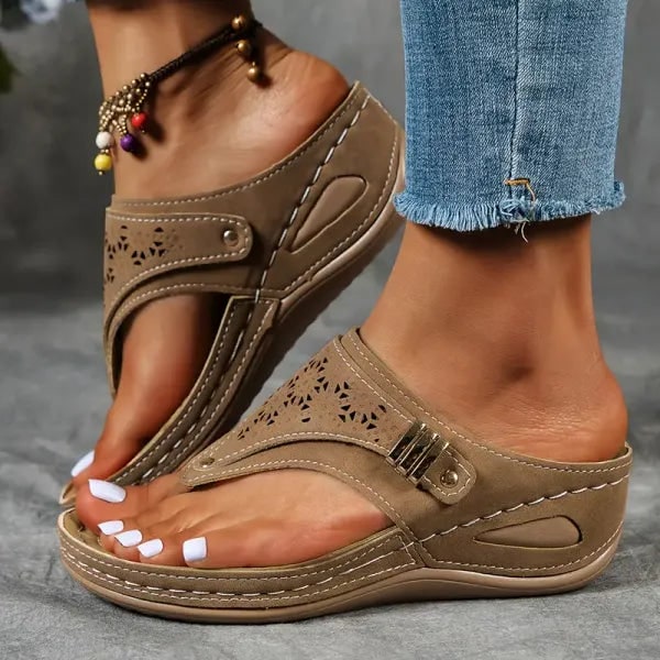 Sandali donna con zeppa comodi ed eleganti, dettagli intagli laser, perfetti per moda estate. Calzature casual chic.