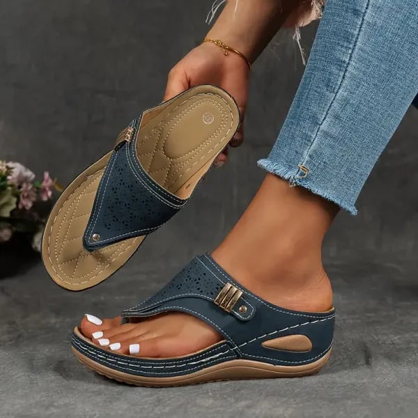 Eleganti sandali zeppa donna per estate, con dettagli laser. Calzature moda casual e comode per ogni occasione.
