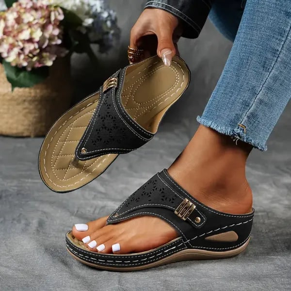 Sandali donna slip-on con zeppa, intagli laser decorativi, comfort e stile moda estate. Calzature casual eleganti.