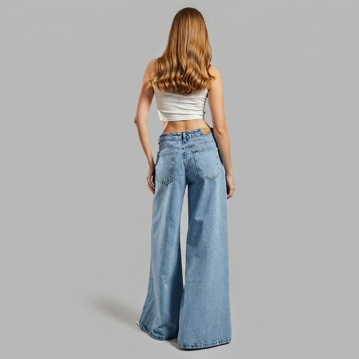 Jeans donna gamba larga con ricamo e perline, vita alta. Nuova collezione per un tocco di moda primavera estate.