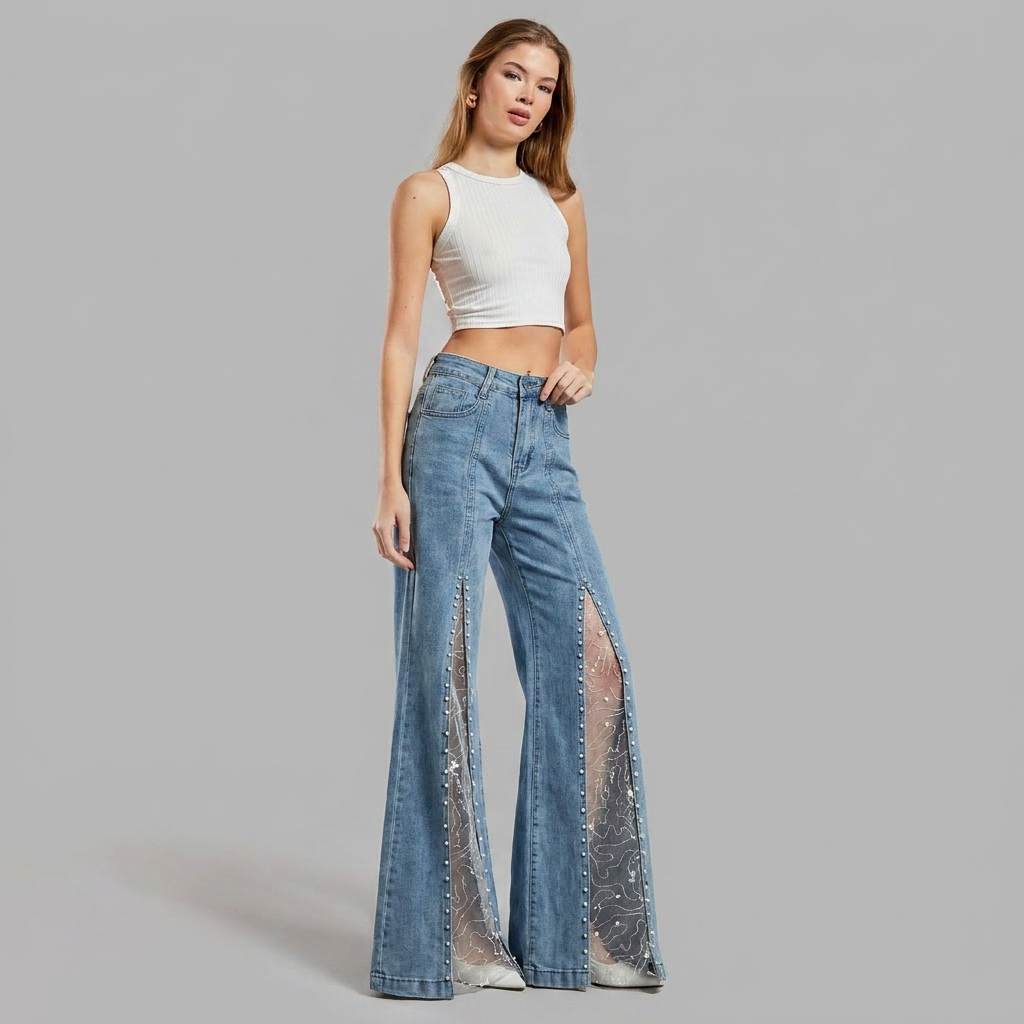 Jeans baggy donna vita alta, con inserti in rete trasparente per uno stile unico. Tendenza moda nuova collezione.