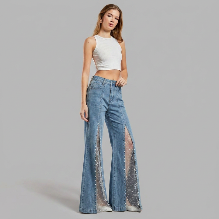 Jeans baggy donna vita alta, con inserti in rete trasparente per uno stile unico. Tendenza moda nuova collezione.