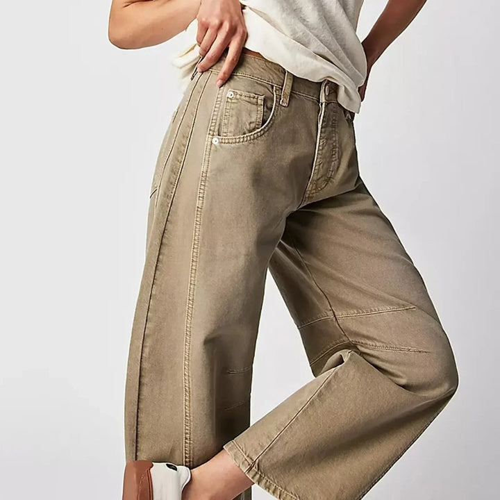 Jeans donna barrel a gamba larga, cuciture curve e pinces al ginocchio. Stile moderno per comfort e tendenza.