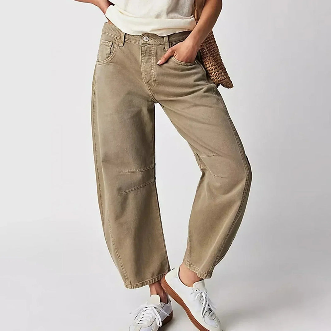 Jeans barrel donna a gamba larga, con pinces al ginocchio e design unico a cuciture curve. Perfetto per ogni stagione.