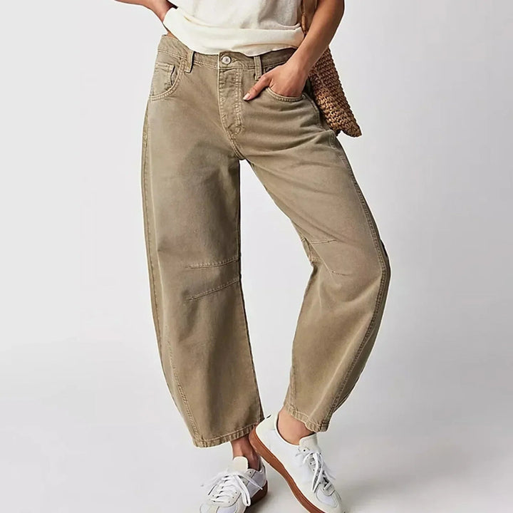 Jeans barrel donna a gamba larga, con pinces al ginocchio e design unico a cuciture curve. Perfetto per ogni stagione.