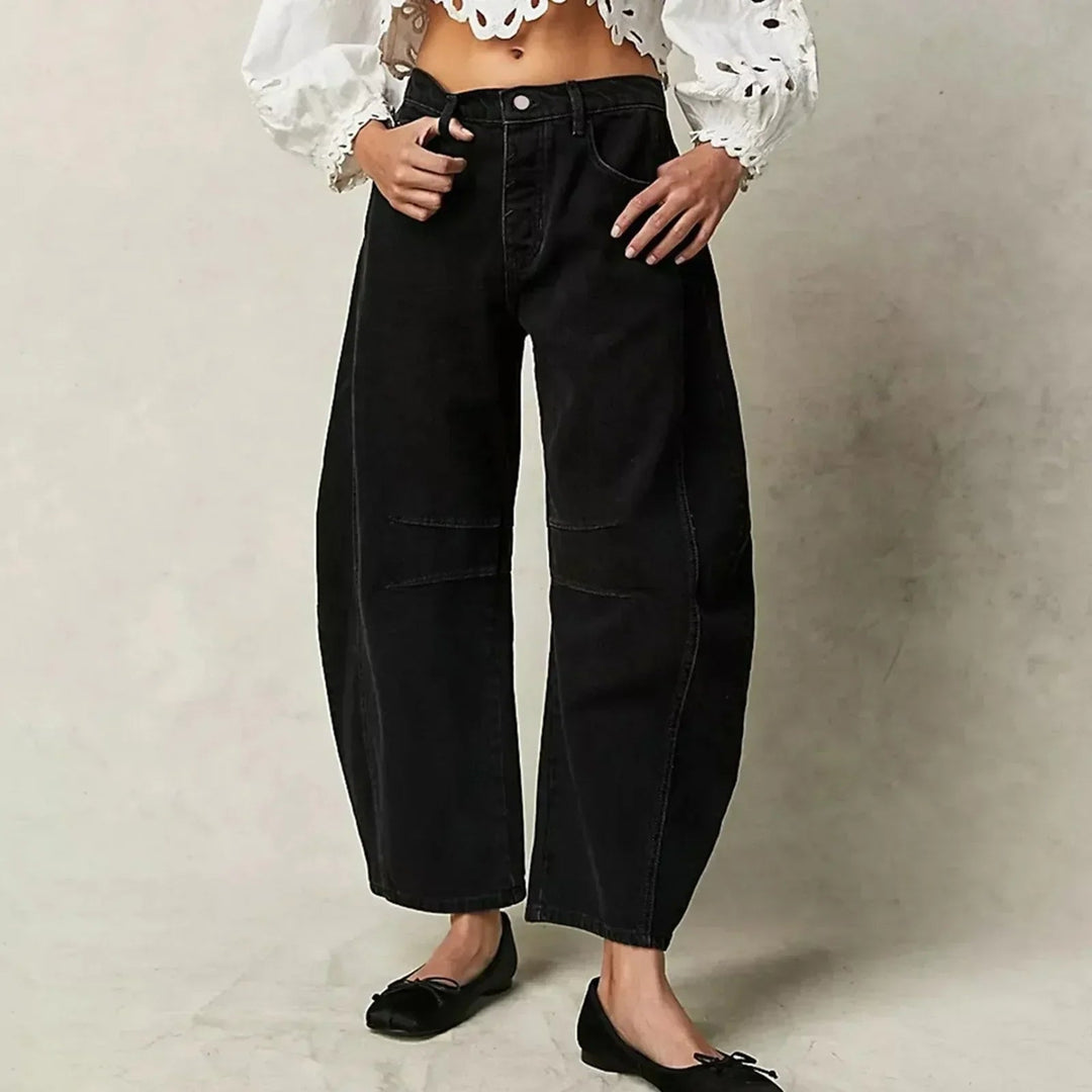 Jeans donna a gamba larga stile barrel, con pinces al ginocchio che modellano, e dettagli di cuciture curve alla moda.