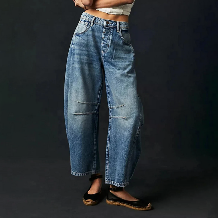 Jeans donna barrel a gamba larga con pinces al ginocchio e cuciture curve. Ideale per un look casual o elegante.