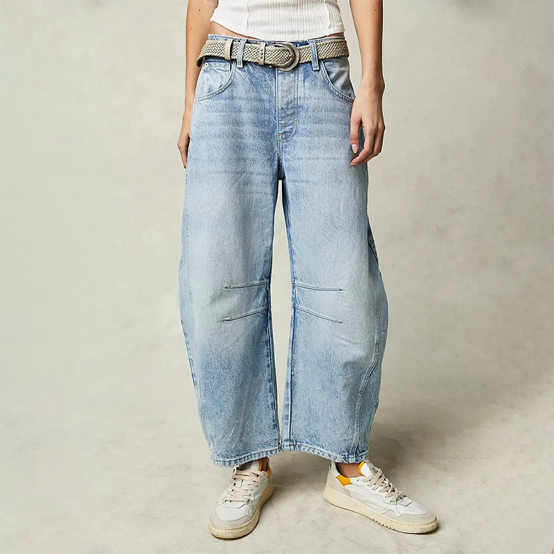 Tendenza moda: jeans donna barrel a gamba larga, con pinces al ginocchio e cuciture curve. Stile moderno e confortevole.