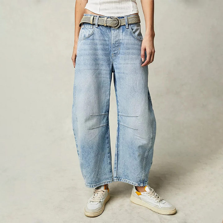 Tendenza moda: jeans donna barrel a gamba larga, con pinces al ginocchio e cuciture curve. Stile moderno e confortevole.