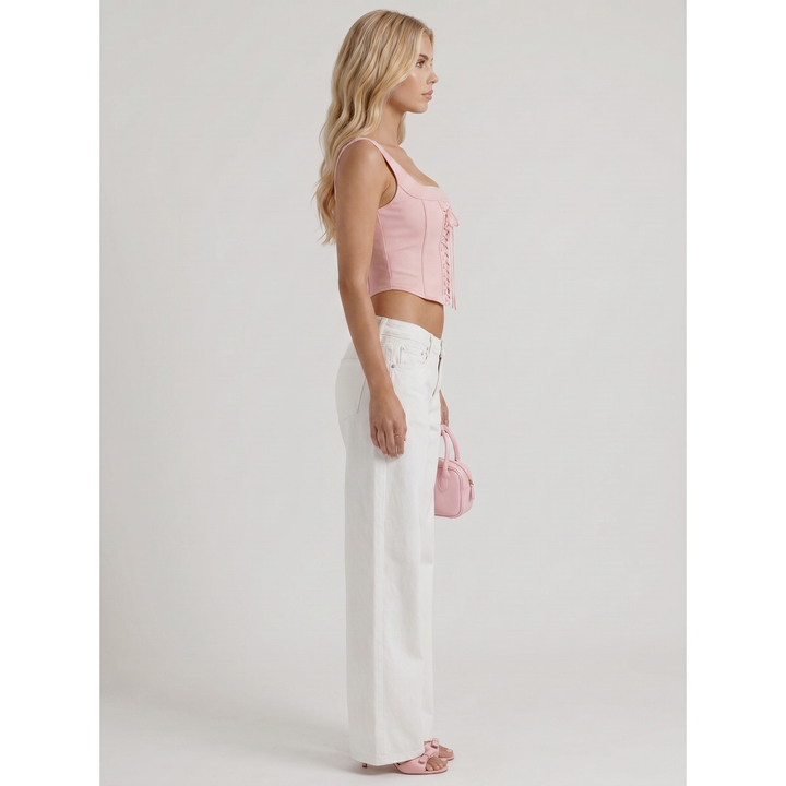 Comodi jeans donna a gamba larga e vita media, con ricamo floreale. Perfetti per un outfit casual chic da giorno.