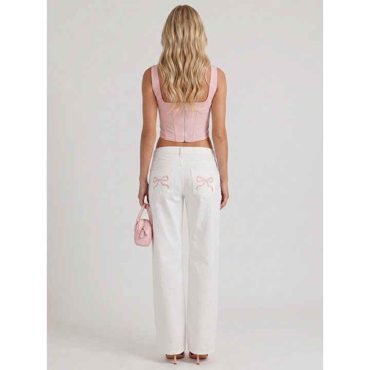 Jeans donna a vita media con gamba larga, arricchiti da ricamo floreale. Stile casual e femminile per ogni giorno.