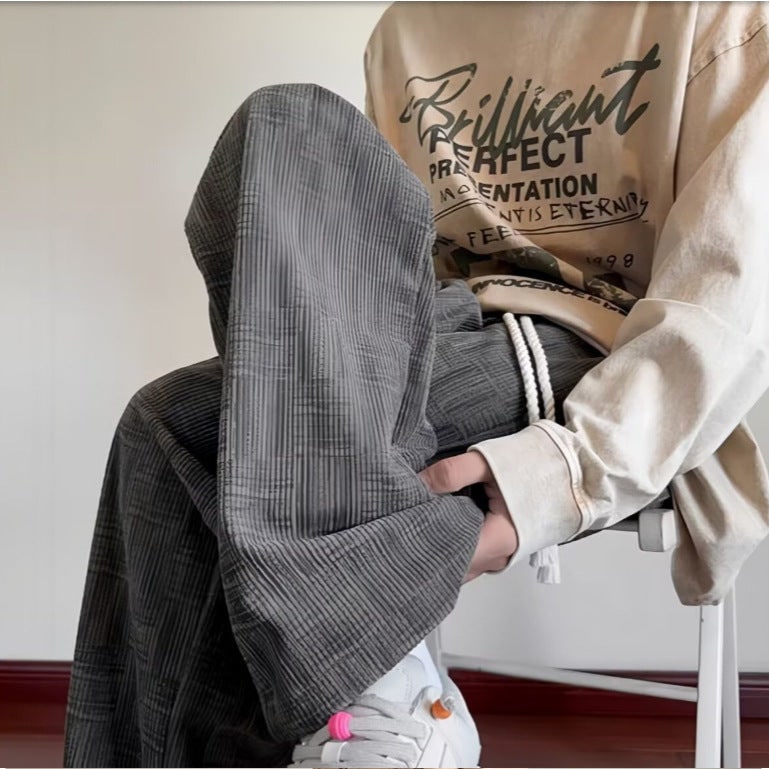 Pantaloni donna versatili, taglio largo e fluido con vita elastica, ideali per outfit casual o primaverili eleganti.