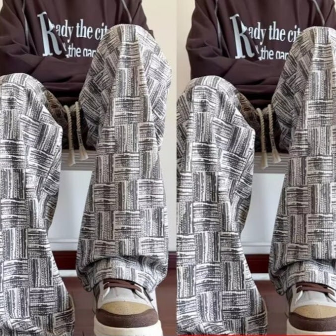 Dettaglio vita elastica e coulisse su pantaloni larghi donna, per una vestibilità regolabile e confortevole.
