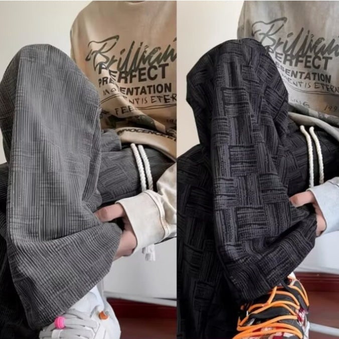Donna indossa pantaloni larghi con vita elastica, stile fluido per un look casual-chic primaverile.