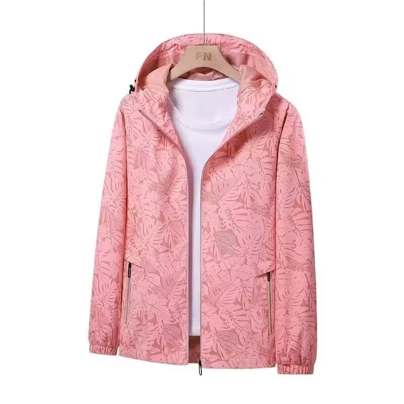Giacca a vento donna leggera con cappuccio e stampa foglie, ideale per sport outdoor e tempo libero.