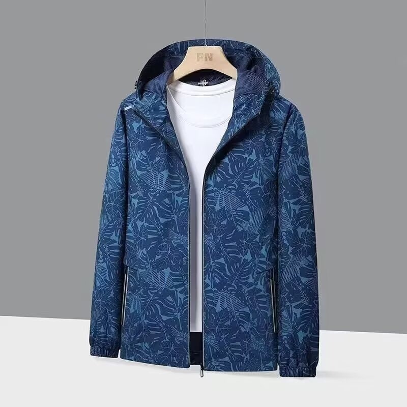 Giacca a vento leggera e traspirante da donna, con cappuccio e fantasia foglie. Stile casual e sportivo.