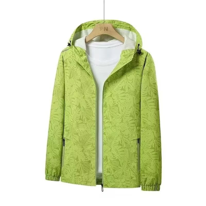 Moderna giacca donna athletic con stampa foglie, cappuccio. Comfort leggero per attività outdoor e città.