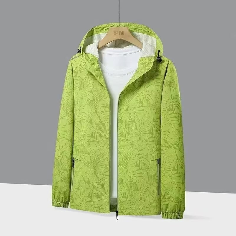 Giacca a vento donna casual chic con stampa foglie, cappuccio. Leggera e comoda per ogni avventura outdoor.