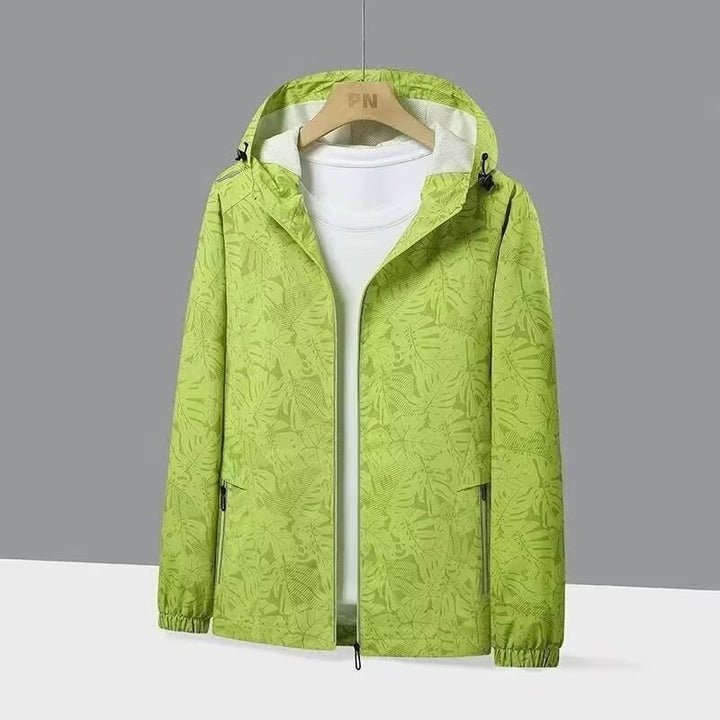 Giacca a vento donna casual chic con stampa foglie, cappuccio. Leggera e comoda per ogni avventura outdoor.