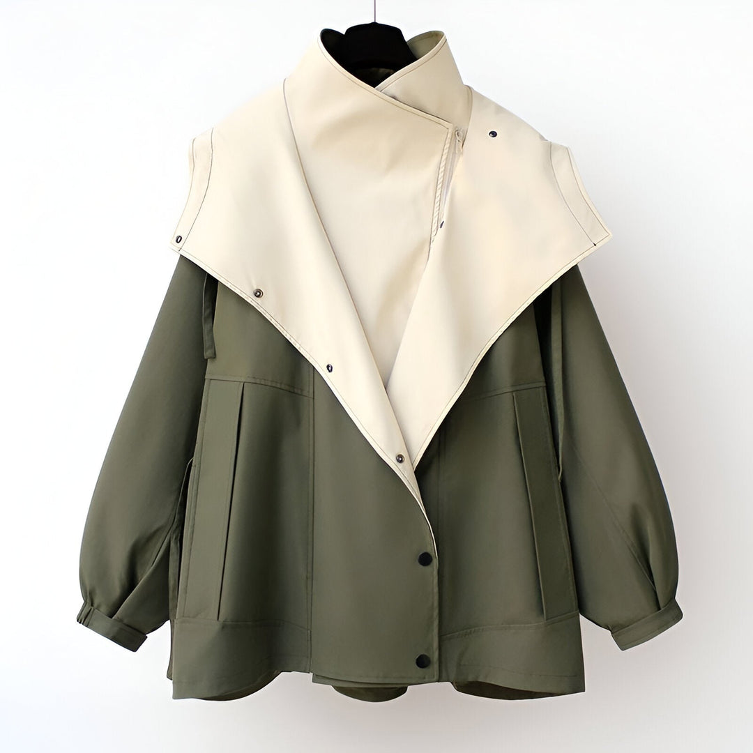Giacca antivento donna oversize casual verde con cappuccio e coulisse. Ideale per outerwear primaverile.
