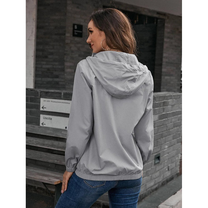 Giacca donna impermeabile antivento con cappuccio e orlo elastico, ideale per primavera e autunno. Look casual leggero.