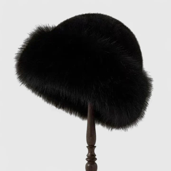 Elegante cappello da donna in morbida pelliccia sintetica nera, con bordo confortevole per affrontare il freddo invernale.