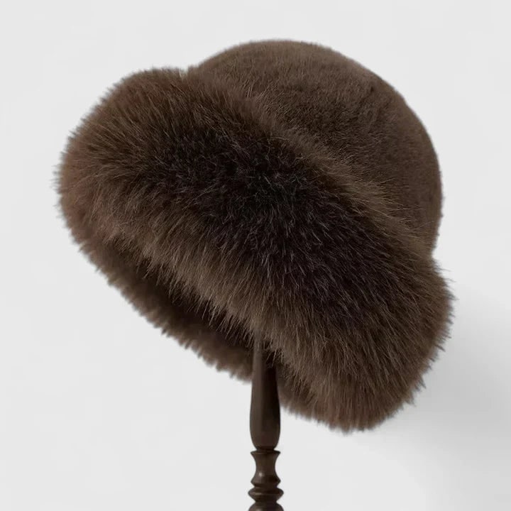 Accessorio moda invernale: cappello da donna in pelliccia sintetica di alta qualità, caldo e con bordo per un comfort extra.