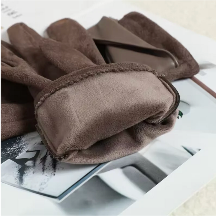 Primo piano guanti donna in ecopelle scamosciata marrone e morbido pile interno. Perfetti per l'inverno.