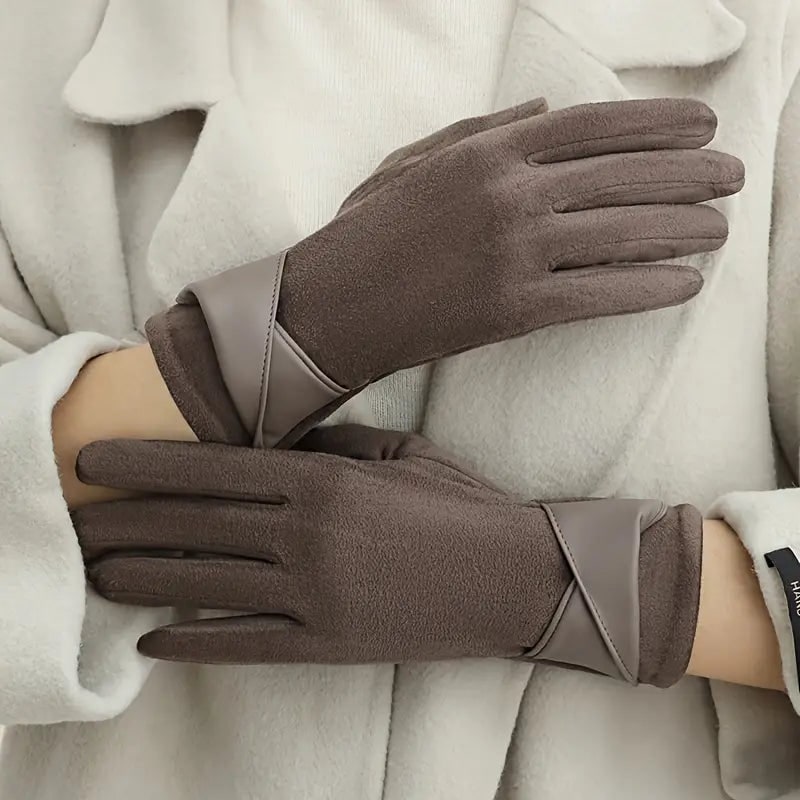 Guanti donna invernali eleganti neri in ecopelle scamosciata, foderati in pile. Accessorio moda caldo e chic.
