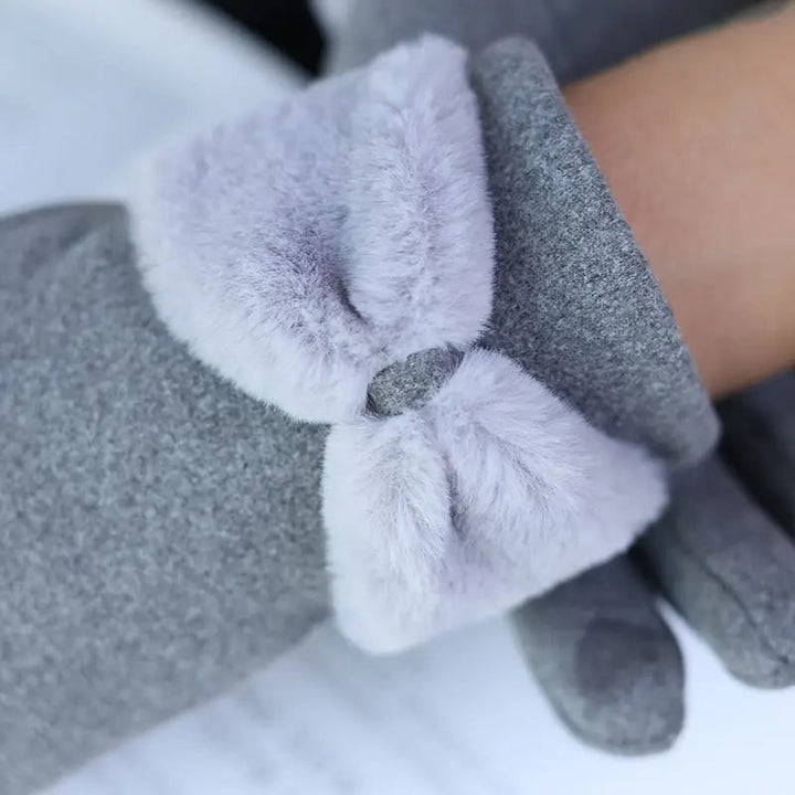 Guanti donna in pile con touchscreen, ideali per il freddo. Eleganti con fiocco pelliccia sintetica, perfetti per l'inverno.
