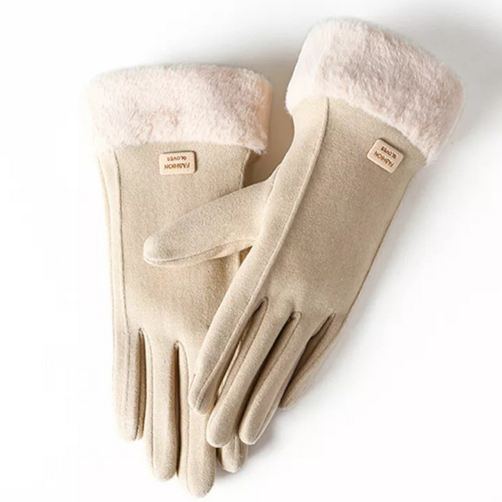 Donna indossa guanti scamosciati invernali con pelliccia sintetica, accessori moda ideali per proteggersi dal freddo.