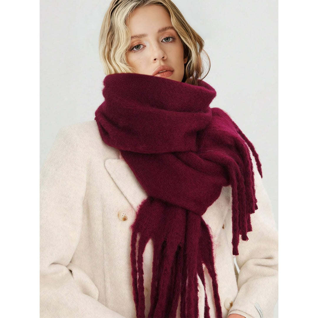 Sciarpa invernale oversize bordeaux da donna con nappe, calda e avvolgente per le giornate fredde.
