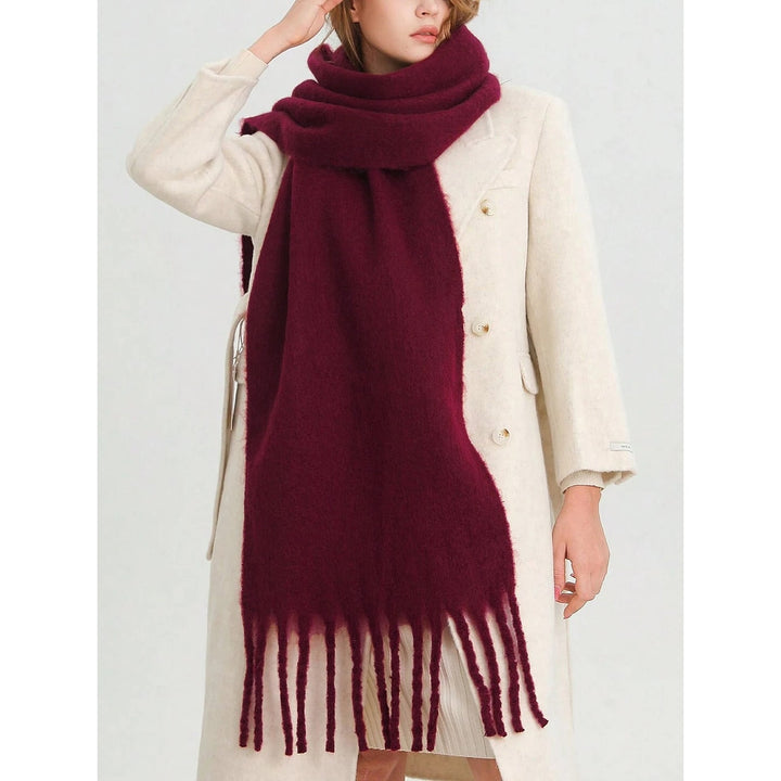 Elegante sciarpa da donna in maglia spazzolata bordeaux, oversize con nappe voluminose, ideale per l'inverno.