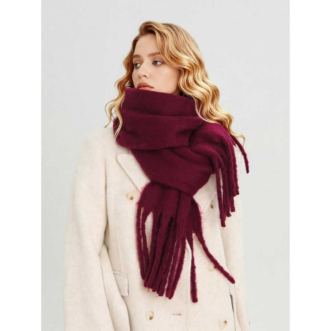 Accessorio moda: sciarpa invernale oversize da donna bordeaux con nappe. Calda e chic per il tuo outfit.