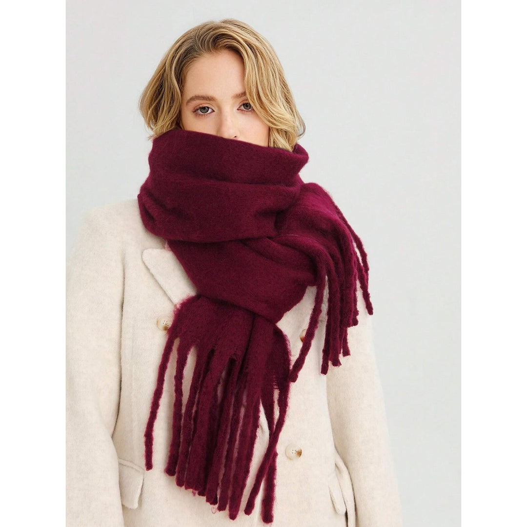 Sciarpa bordeaux oversize da donna, calda e morbida con nappe, perfetta per affrontare il freddo con stile.