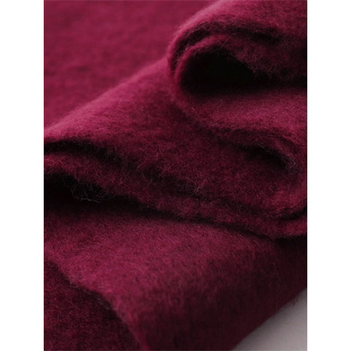 Morbida sciarpa invernale da donna oversize in bordeaux, con nappe voluminose. Un accessorio caldo ed elegante.