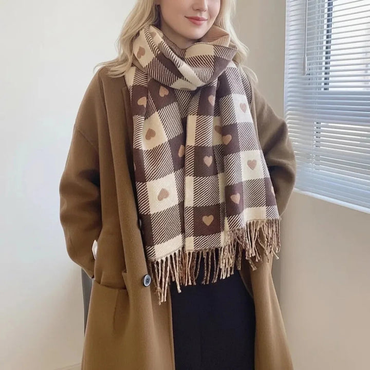 Sciarpa invernale donna a quadri con cuori e nappe, perfetta per un tocco di calore e stile.