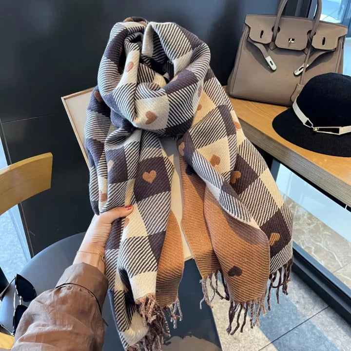 Elegante sciarpa invernale da donna con motivo plaid a cuori e nappe. Ideale come regalo di Natale per la moda.