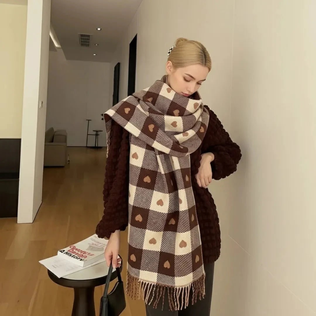 Sciarpa donna calda e morbida, design a quadri con cuori rossi e nappe. Accessorio moda invernale reversibile.