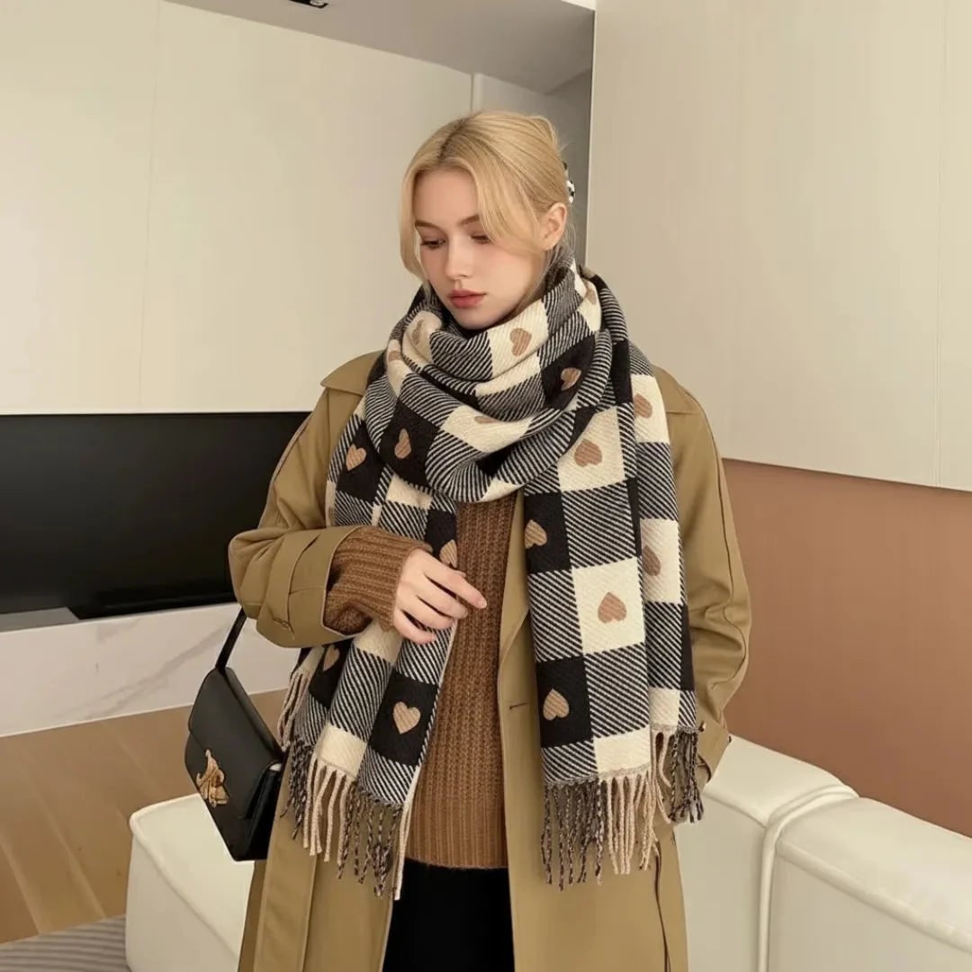 Sciarpa invernale donna a quadri con cuori e nappe. Perfetta per il freddo, aggiunge un tocco di eleganza ad ogni outfit.