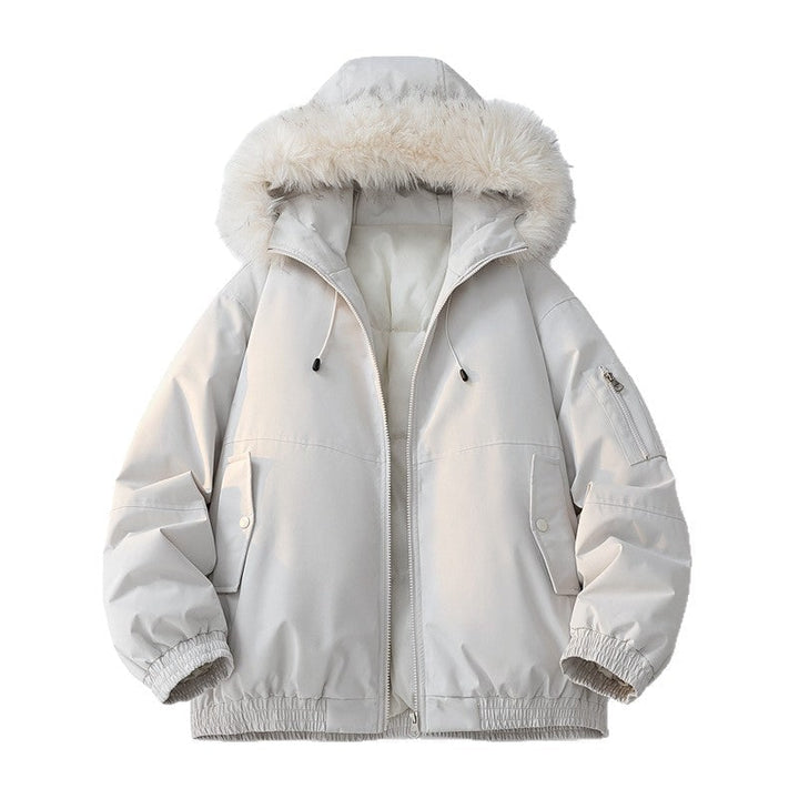 Elegante piumino bomber donna con ampio cappuccio in pelliccia sintetica, perfetto per l'inverno urbano.