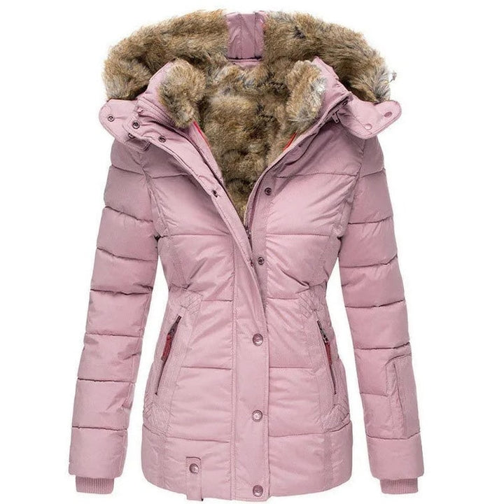 Moda donna invernale: piumino con cappuccio in pelliccia sintetica, cappotto caldo e funzionale.