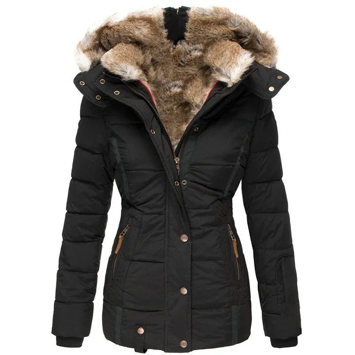 Elegante piumino donna per inverno, giacca lunga trapuntata con bordo cappuccio in pelliccia sintetica.